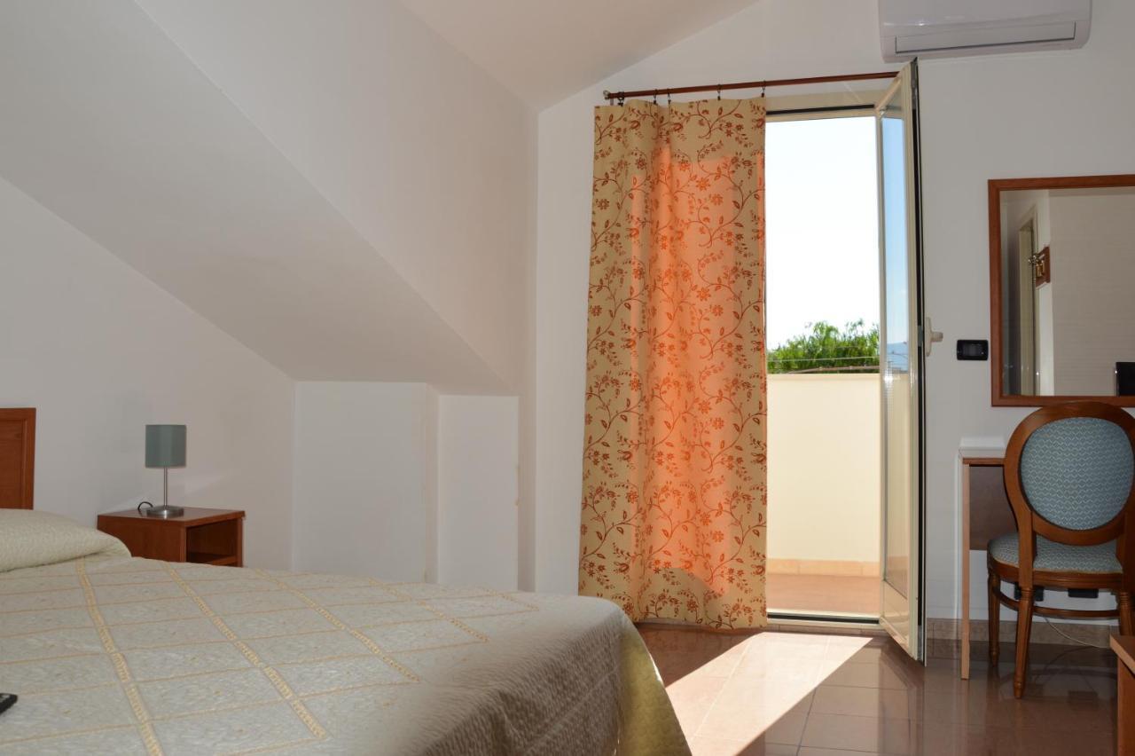 Isolabella Hotel Foce Varano Buitenkant foto