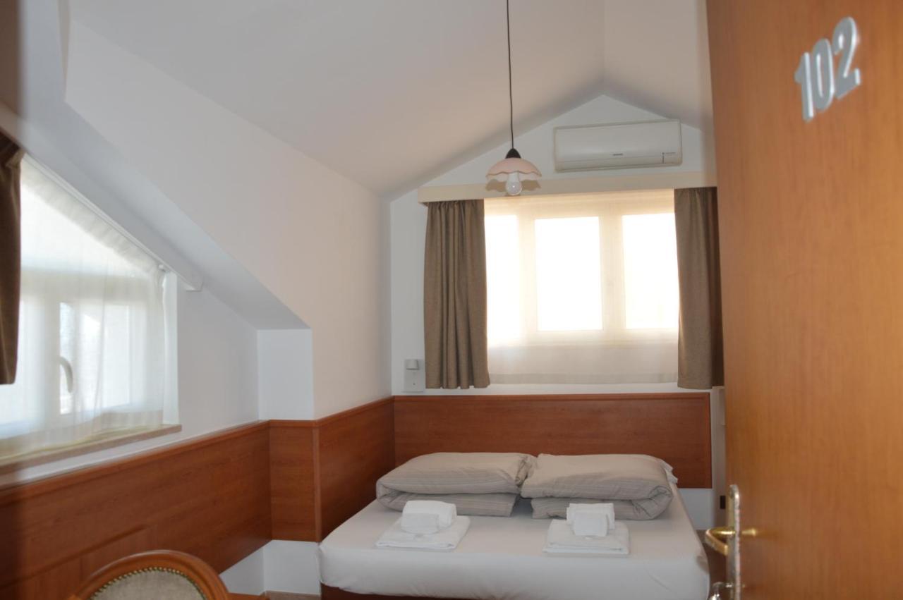 Isolabella Hotel Foce Varano Buitenkant foto
